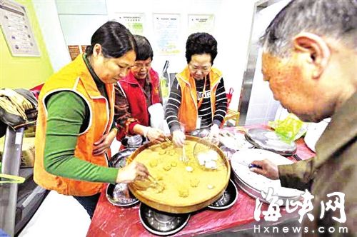 福州鼓楼后县社区的居民和志愿者在一起搓