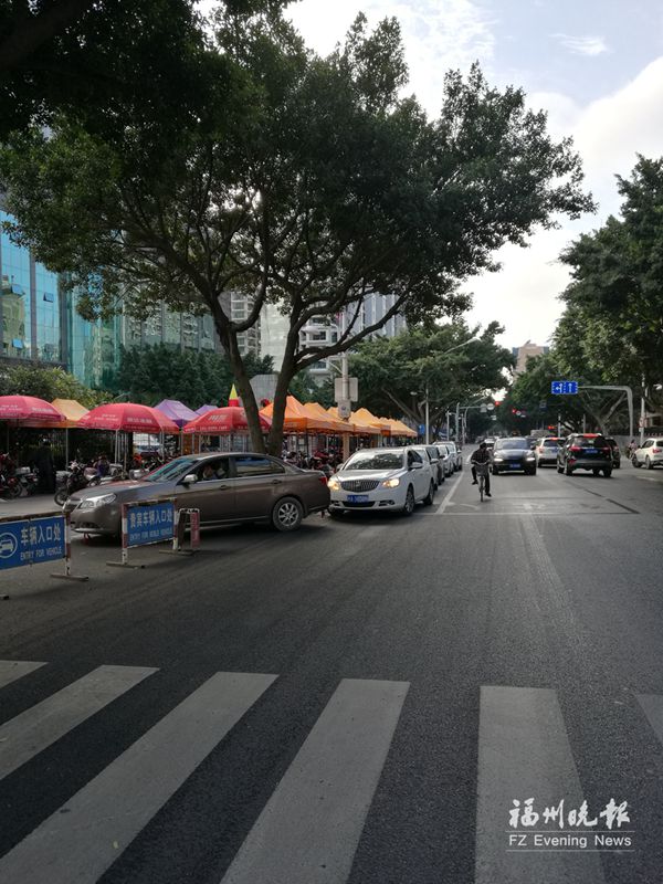 到福州温泉公园路办事车主犯难 排队等候入场却被罚
