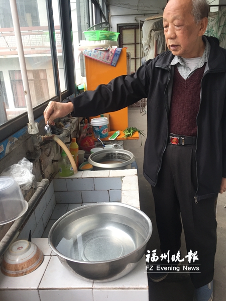 福州鼓屏路130号停水半个月 自来水公司：将查明原因