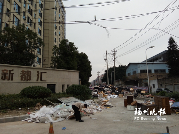 废料没清走垃圾又堆上 福州首山路新都汇小区大门旁成露天垃圾场