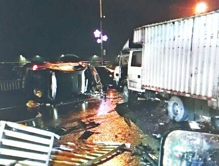 雨夜福州鳌峰大桥 多车撞成一团四人伤