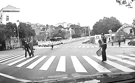 福州马尾造船厂路口老夫妇过街 女协管提前拦车流