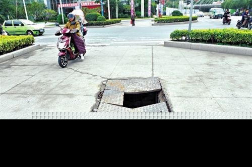 闽侯永丰公交站前一渠化岛上 井盖疑被压断路面现“深洞”