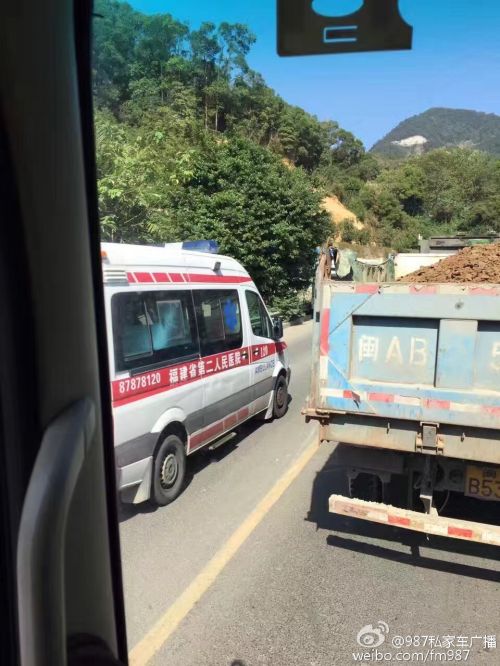 福州森林公园往寿山乡方向水泥罐车与货车相撞 受伤司机获救