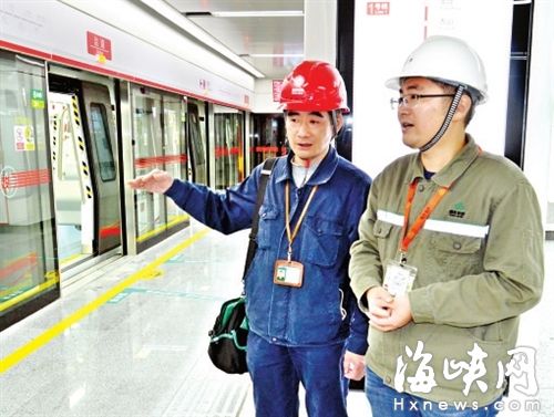 实地了解地铁运行的用电情况（陈德钧/摄）