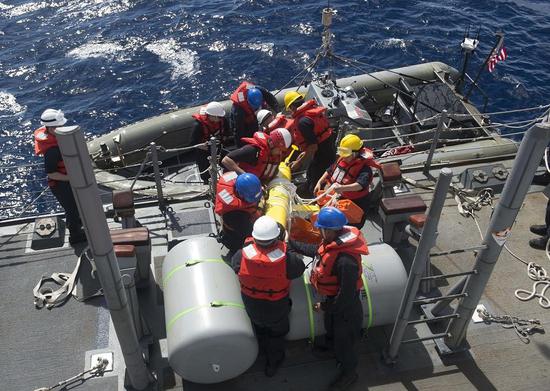 美军公开在南海取回潜航器现场照片(图)