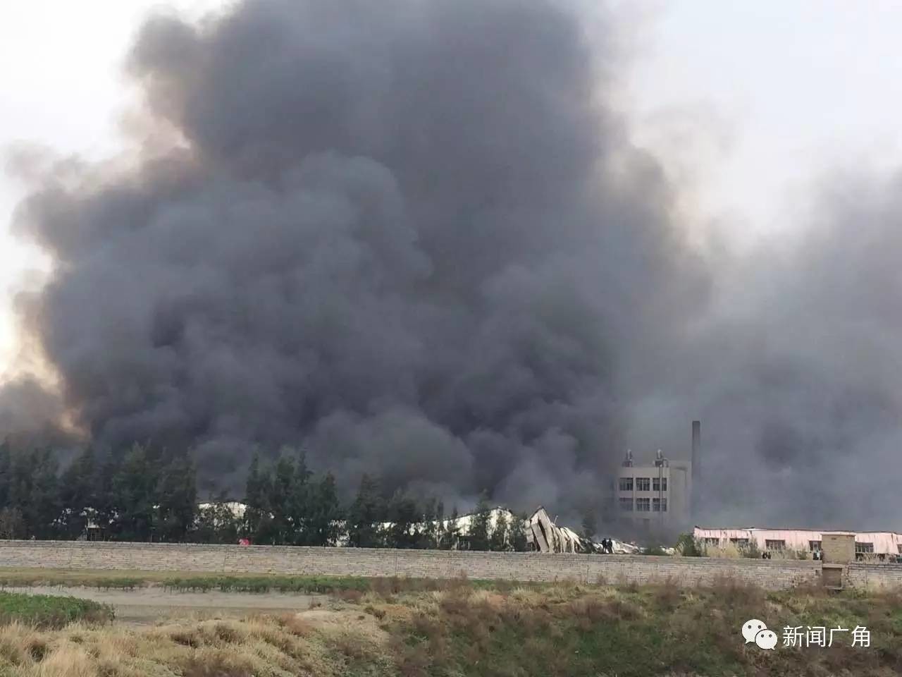 泉州：匹克大火，仓库部分坍塌，消防呼吁让出救援通道！