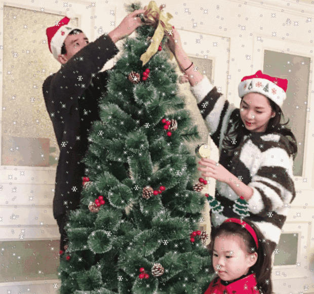 孙祥一家欢度圣诞节 装饰圣诞树拍摄全家福(图）