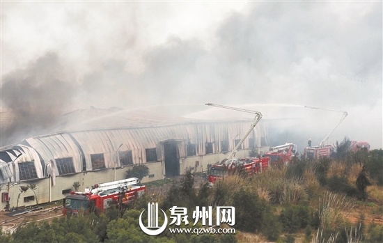 惠安一鞋厂仓库发生火灾 29辆消防车出动灭火 