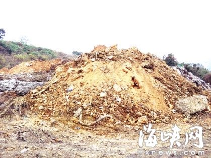 福州西岭互通附近三环路边 有人夜倒渣土