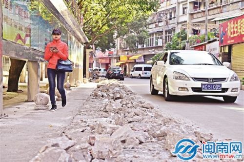 泉州金山社区主要通道多路面翻修 未围挡警示  