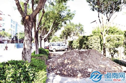泉州金山社区主要通道多路面翻修 未围挡警示  