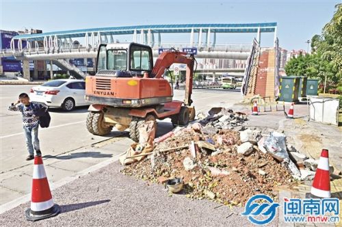 泉州金山社区主要通道多路面翻修 未围挡警示  