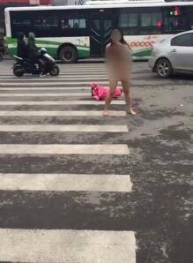 南昌中山路30多岁女子闹市裸舞引发围观 劝说下穿睡衣离去