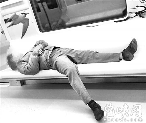 一男子躺在车厢座椅上睡觉（网友供图）