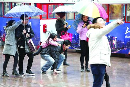 随着北方强冷空气南下，今起申城雨止并迎来大幅降温。 /晨报记者 殷立勤