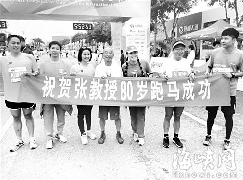 福马最年长跑者 不到6小时跑完“全马”