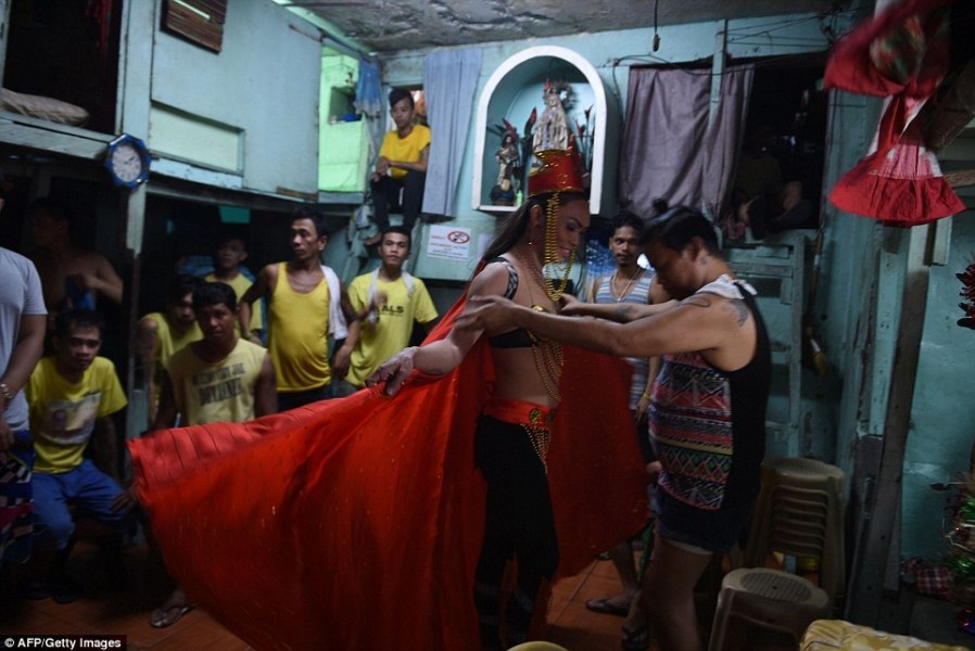 菲律宾监狱举办选美大赛 囚犯盛装打扮展示自己