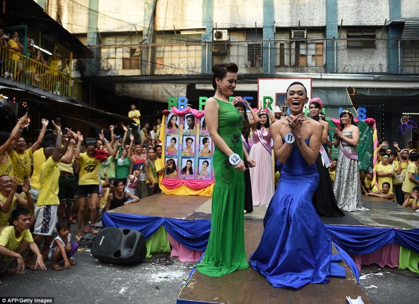 菲律宾监狱举办选美大赛 囚犯盛装打扮展示自己