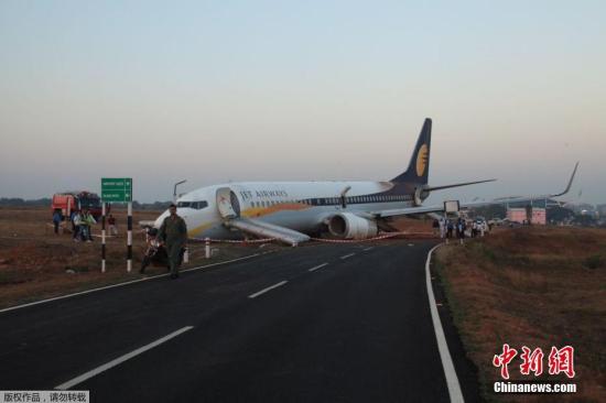 据外媒报道，当地时间12月27日，在印度果阿邦机场，一架载有154名乘客的飞机因技术故障突然冲出跑道。