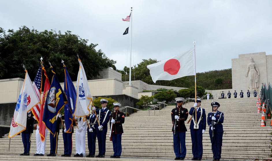 安倍访问美国太平洋国家纪念公墓 发表日本“不战”宣言