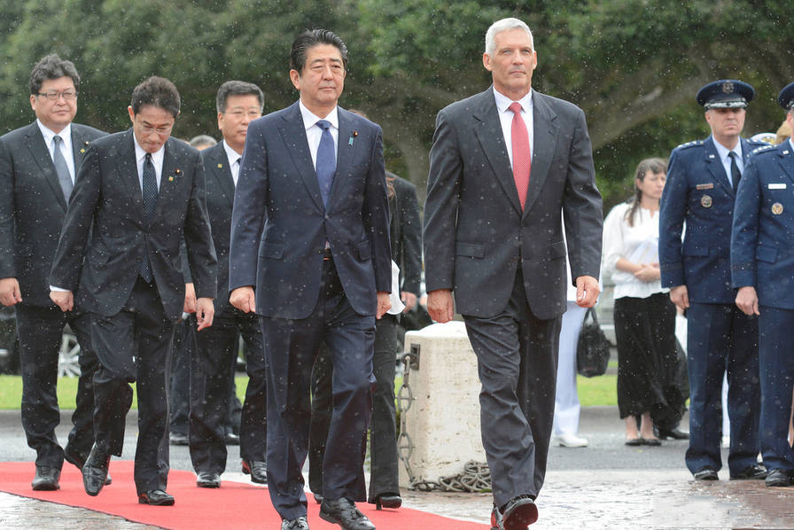 安倍访问美国太平洋国家纪念公墓 发表日本“不战”宣言