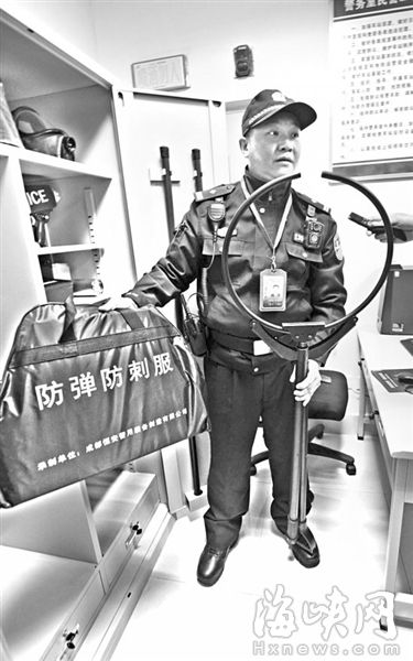 警务室配备的防暴钢叉