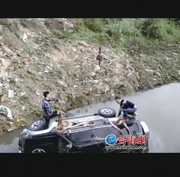 漳州龙文区：小车开进水沟 好心村民来相救