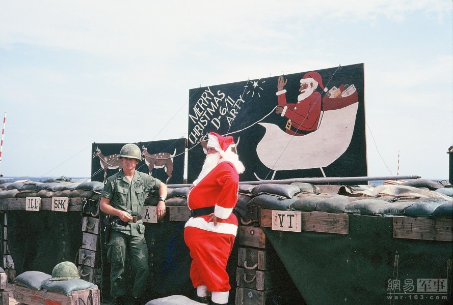 惊喜？圣诞老人乘直升机到越战美炮兵阵地送祝福