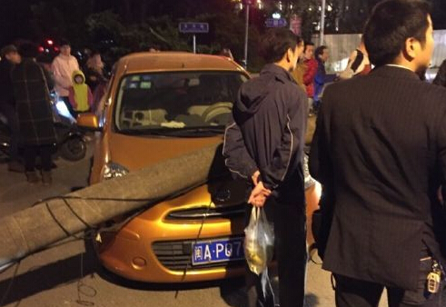 福州仓山大货车刮倒电线杆砸穿小车 幸无人伤