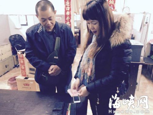 福州一大姐打的丢钱包 公交司机让乘客捡起物归原主