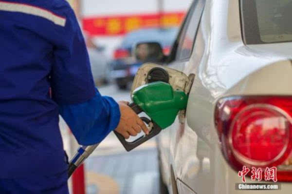 油价“三连涨”收官2016年 车主加一箱油多花约5元