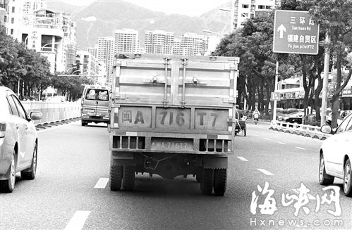 闽A716T7货车喷着黑烟，行驶在福州五四路 &nbsp; &nbsp;