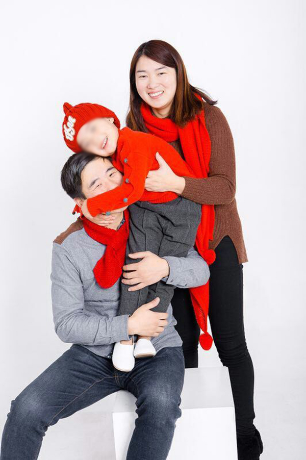 萱萱生病前一家人拍的照片