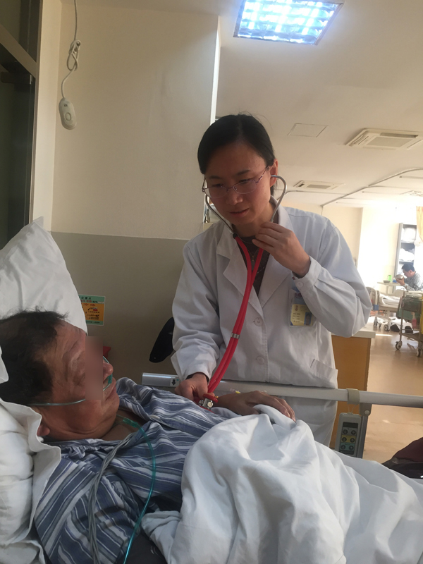图为心内科主治医师朱亚娟（女）在为一名患者看病。