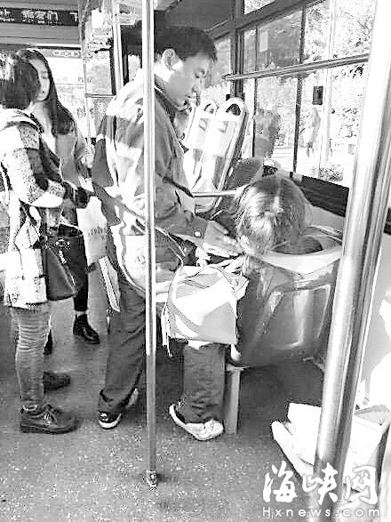 许青松在给女孩拍背（网友供图）&nbsp;