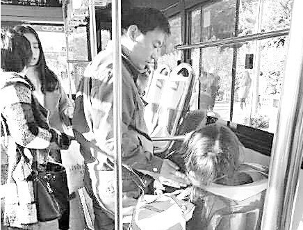 福州328路公交上女子昏倒 司机乘客伸援手