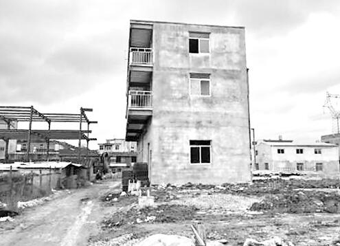 被抽取的72号违建图斑位于城门镇洲际村，原本是430平方米的三层砖混铁皮厂房违建，如今已被拆除（前后对比图）