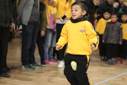 小金星幼儿园冬季亲子运动会 大人小孩一起乐翻天