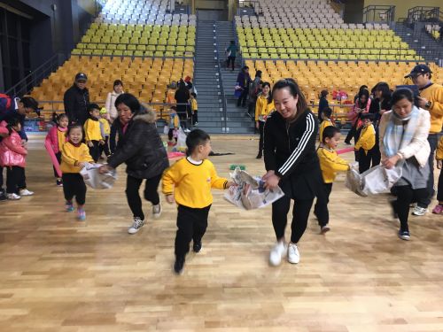 小金星幼儿园冬季亲子运动会 大人小孩一起乐翻天