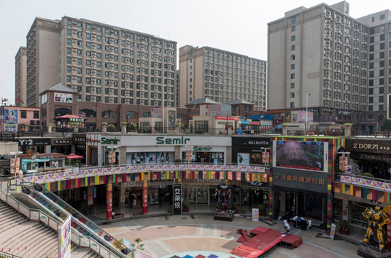郑州一家商场的背后就是工人的宿舍