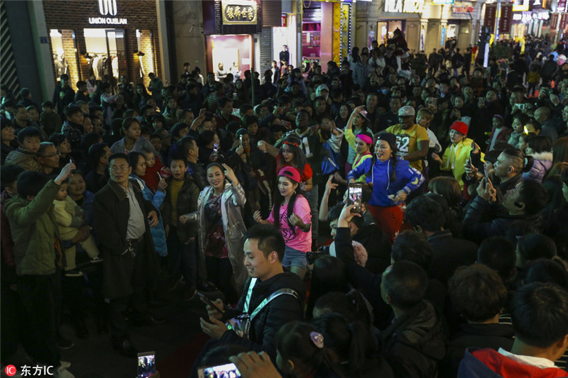 2016年12月31日，一群中外舞蹈爱好者在浙江省温州市区五马街以“快闪”舞蹈的形式，迎接新年到来。
