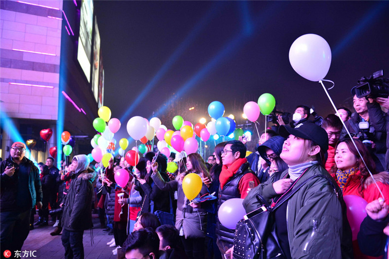 2017年1月1日，中国天津，2016年12月31日跨越2017年1月1日零点的时刻，天津市的市民们都聚在南开区大悦城广场上，放飞七彩的气球，挥别2016迎接2017的来临，欢乐和祝福汇成了海洋。天津市的市民们都聚在一起等待新年的来临。