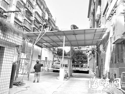私自搭盖雨棚 福州双子星大厦违建被拆除