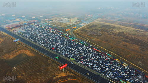 受雾霾封路假期回京影响 京港澳高速堵成停车场（图）