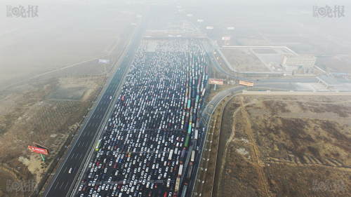 受雾霾封路假期回京影响 京港澳高速堵成停车场（图）