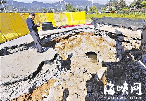 福州三环辅道路面塌陷 连“坑”数车