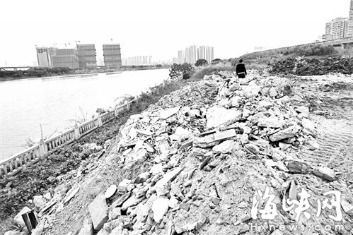 福州光明港岸边被堆放大量渣土 超过一人高