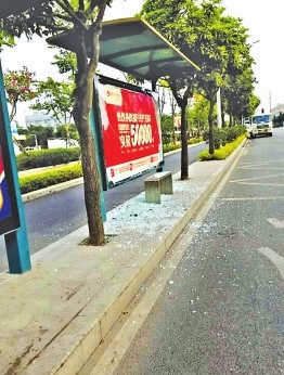 华威物流公交站，一块广告玻璃牌整面碎裂