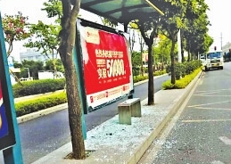 福州盘屿路华威物流公交站广告牌玻璃自爆